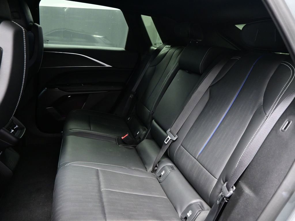 Used 2024 Cadillac Lyriq Luxury image 8