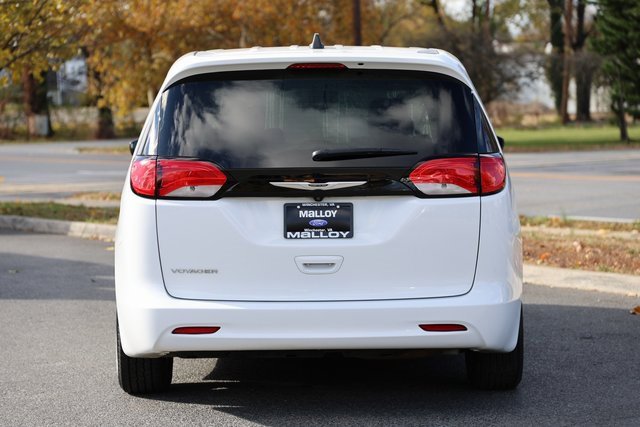 Used 2024 Chrysler Voyager LX image 3