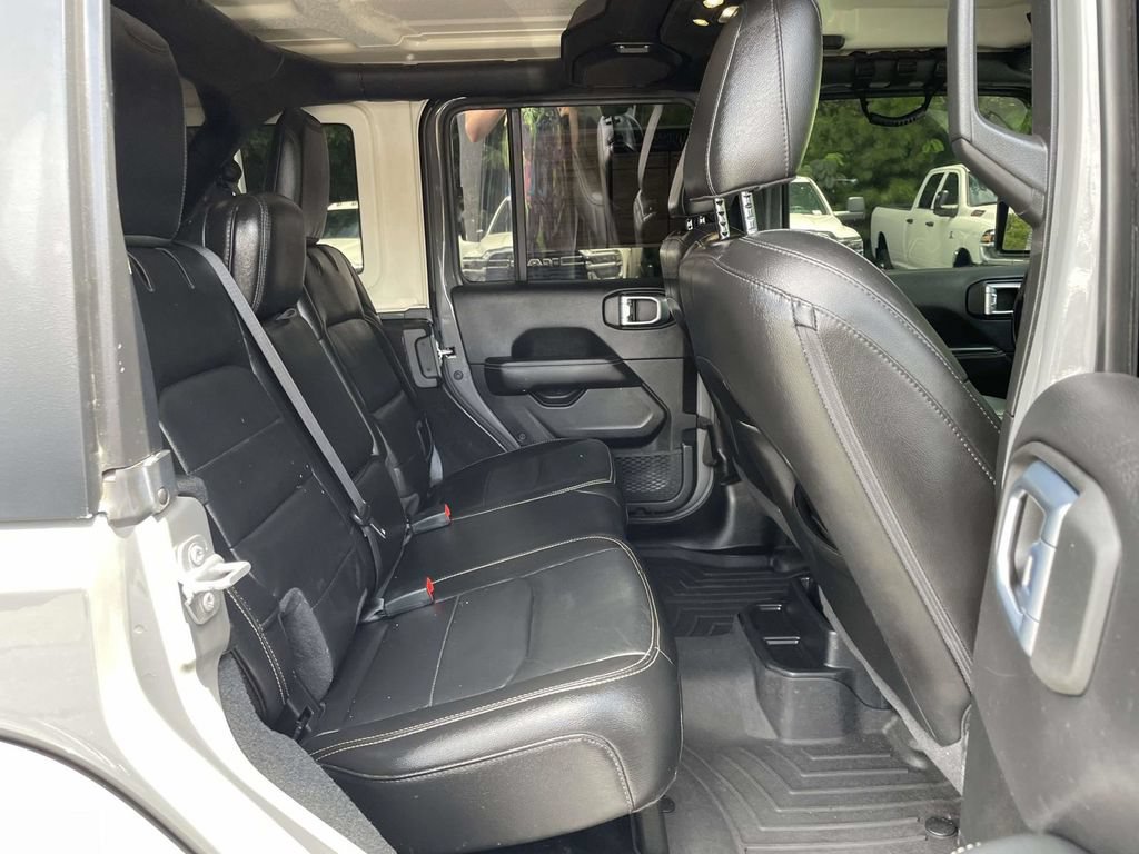 Used 2022 Jeep Wrangler Unlimited Sahara AWD/4WD image 17