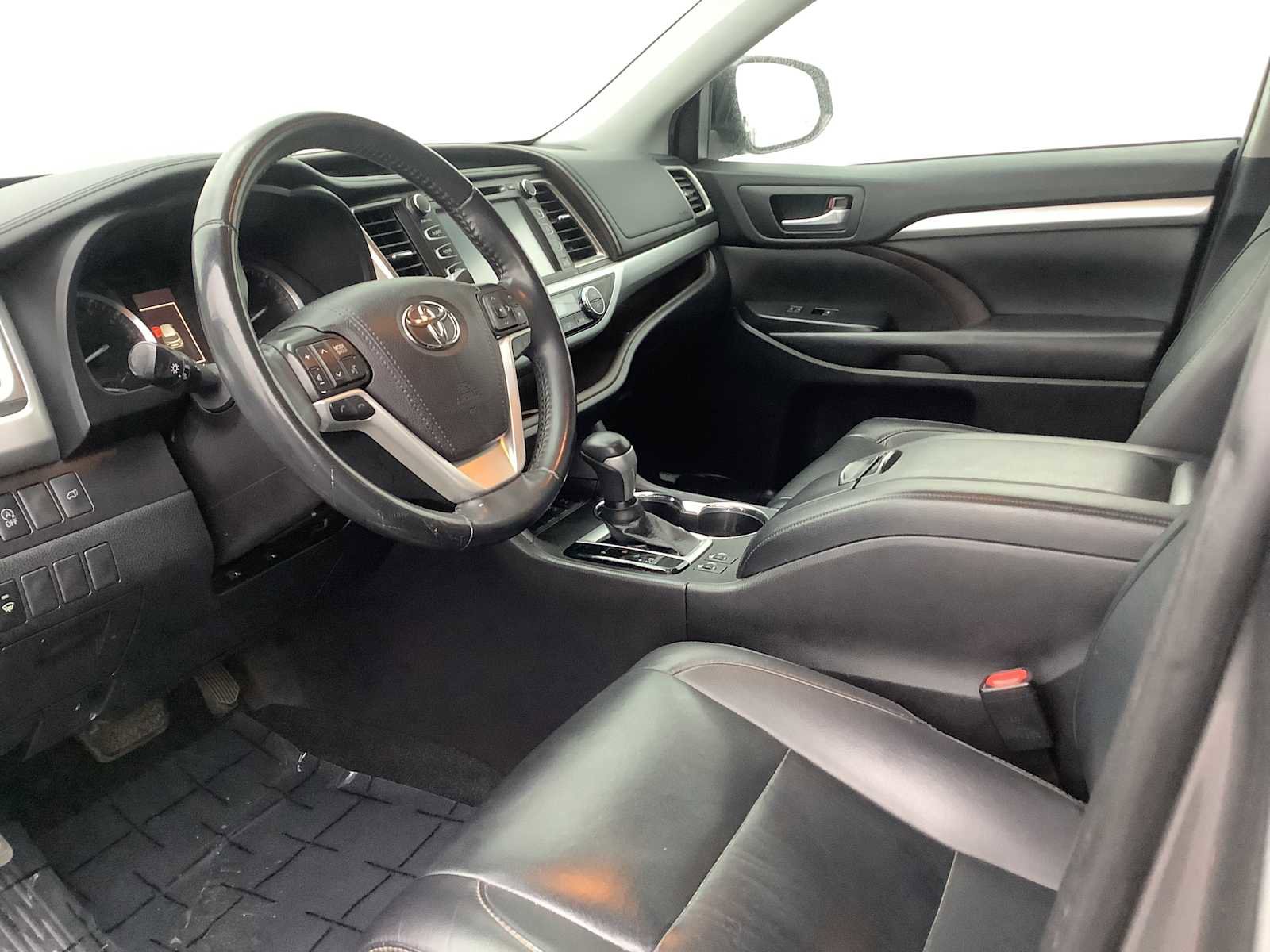 Used 2019 Toyota Highlander XLE AWD/4WD image 3