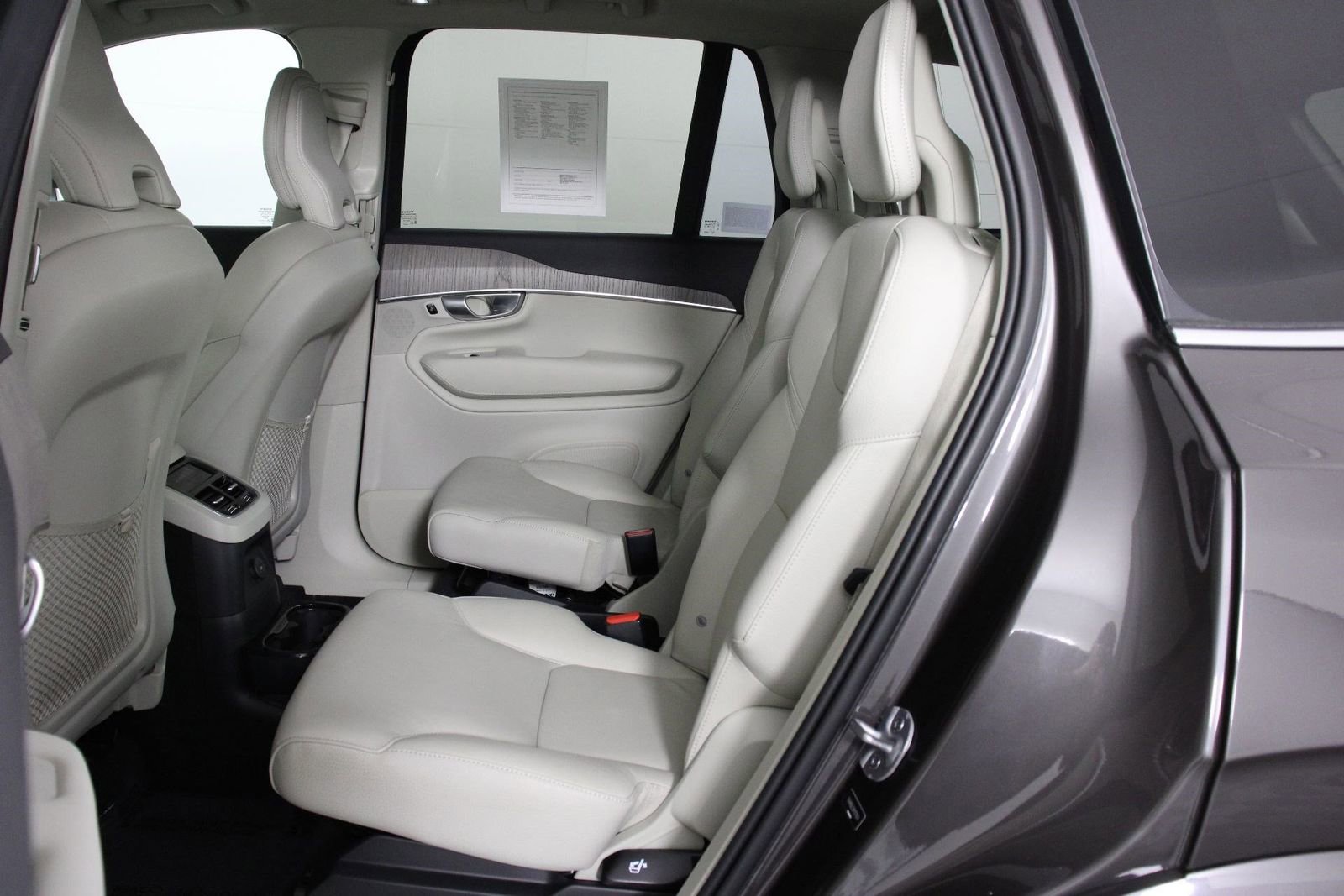 Certified 2024 Volvo XC90 T8 Plus w/ Protection Package Premier image 32