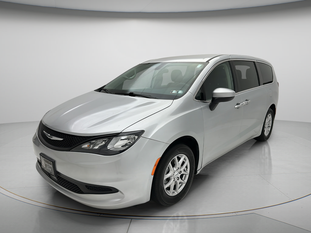 Used 2022 Chrysler Voyager LX FWD image 3