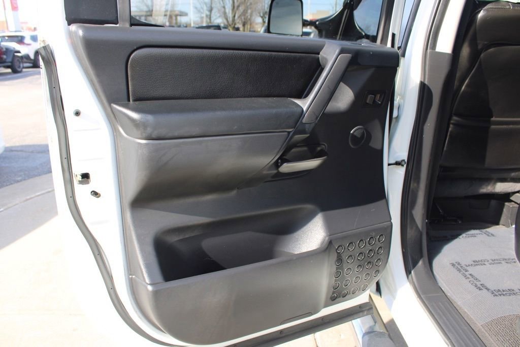 Used 2013 Nissan Titan SL w/ Moonroof Pkg image 25