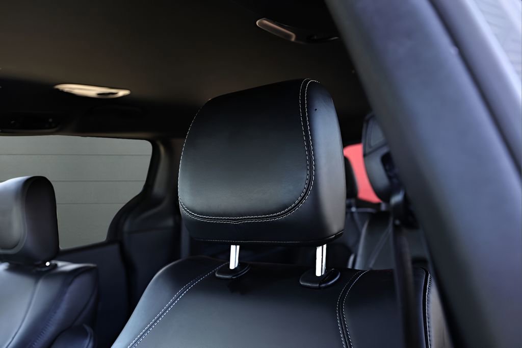Used 2025 Chrysler Pacifica Select image 46