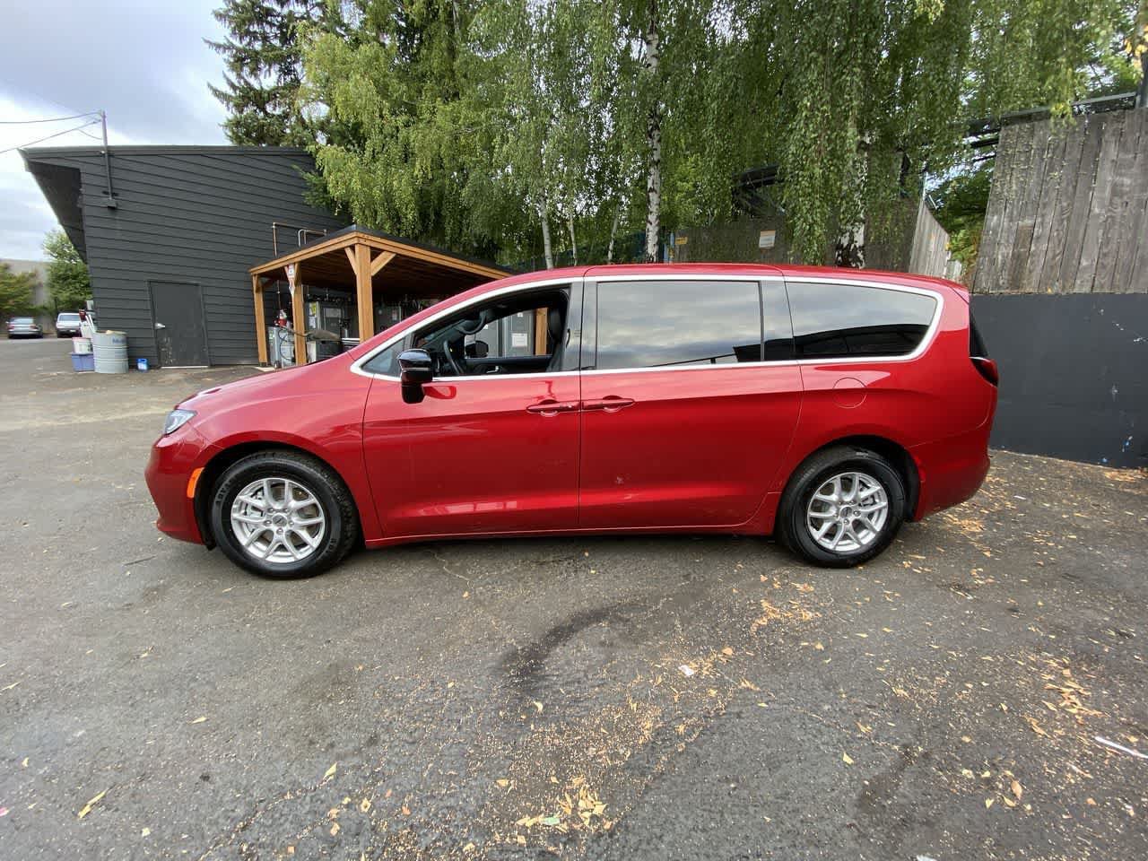 Used 2025 Chrysler Pacifica Select FWD image 3