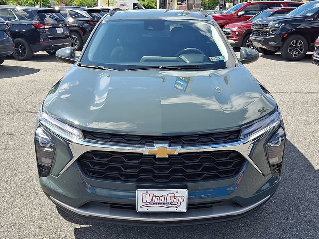 Used 2025 Chevrolet Trax LT FWD image 2