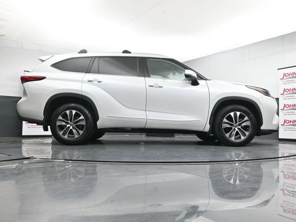 Used 2022 Toyota Highlander XLE AWD/4WD image 38