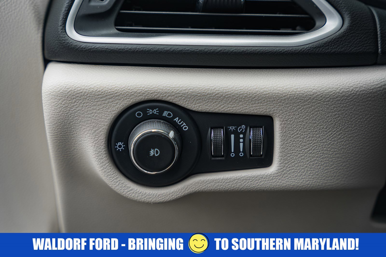 Used 2024 Chrysler Pacifica Touring-L image 43