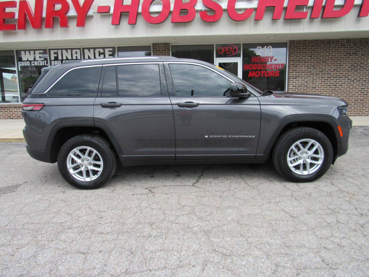 Used 2024 Jeep Grand Cherokee Laredo X AWD/4WD image 9