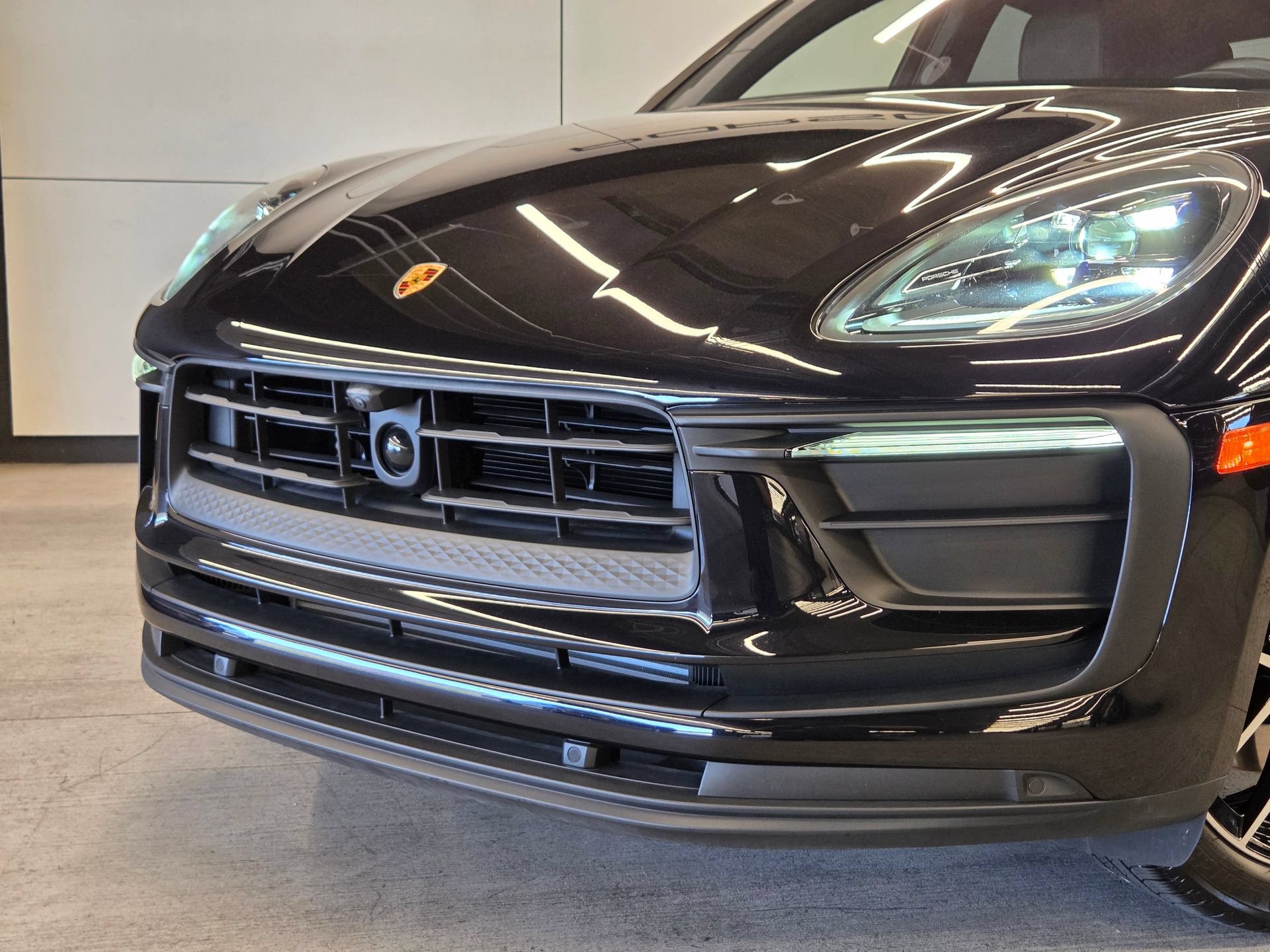 Certified 2025 Porsche Macan AWD/4WD image 26