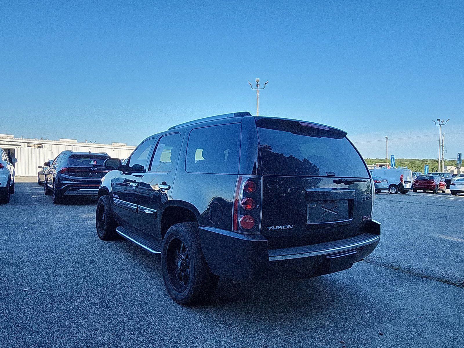 Used 2008 GMC Yukon Denali AWD/4WD image 3