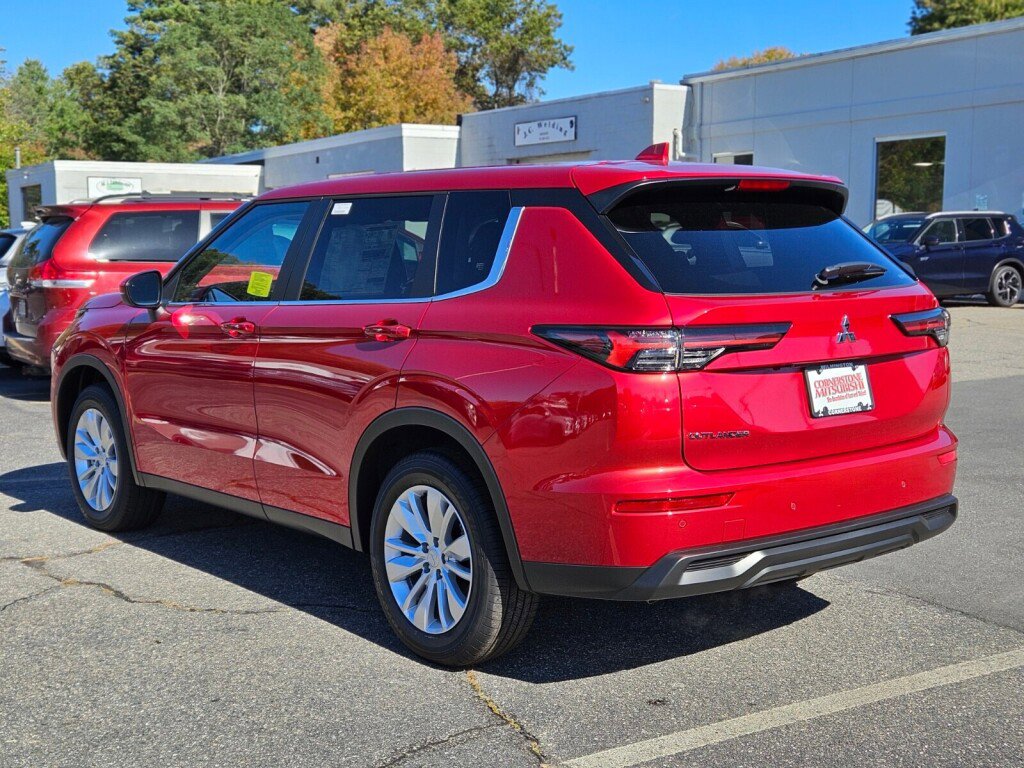 New 2025 Mitsubishi Outlander ES image 3