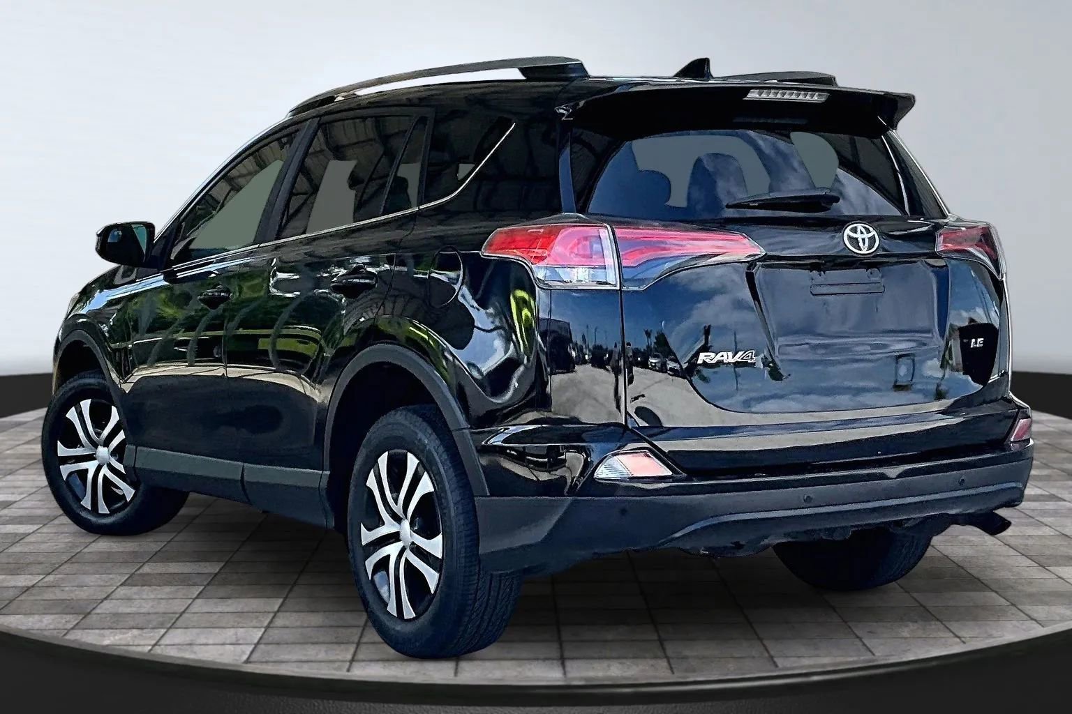 Used 2017 Toyota RAV4 LE FWD image 4