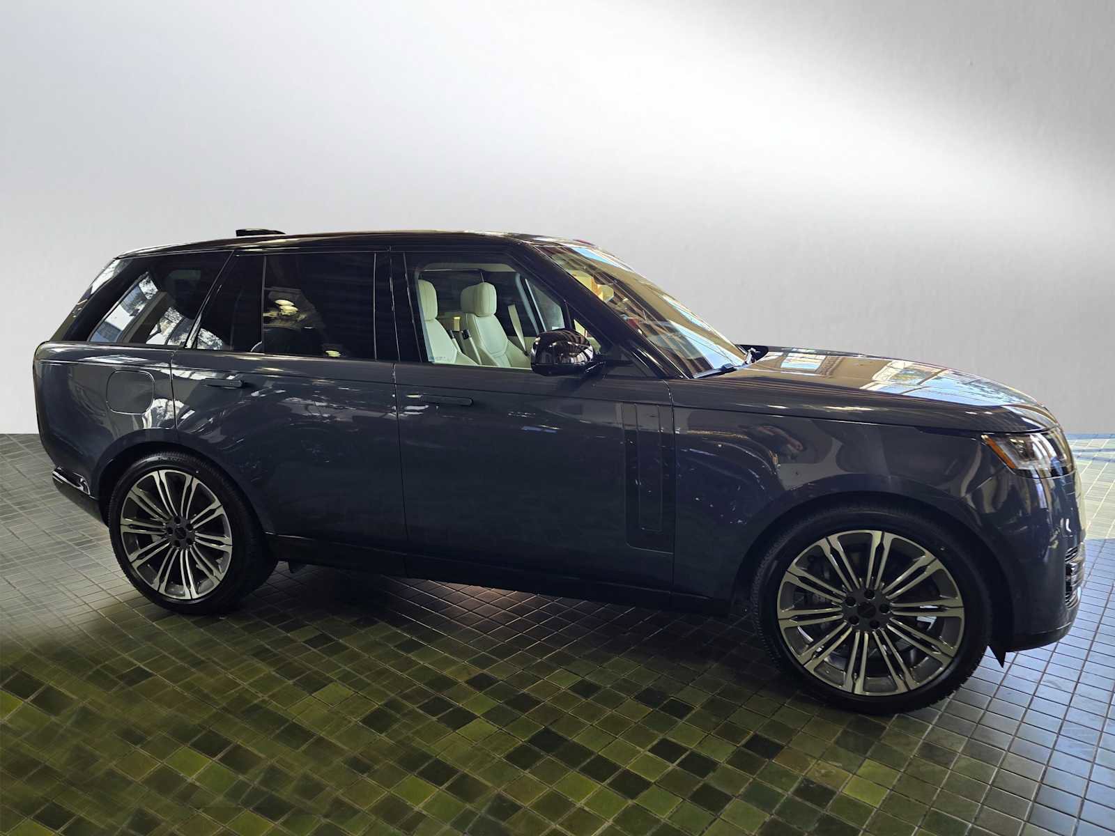 New 2026 Land Rover Range Rover SE image 2