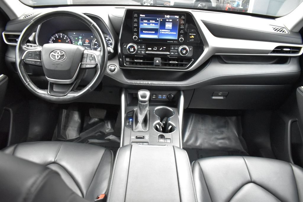 Used 2022 Toyota Highlander XLE AWD/4WD image 15
