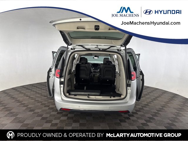 Used 2024 Chrysler Pacifica Touring-L image 18