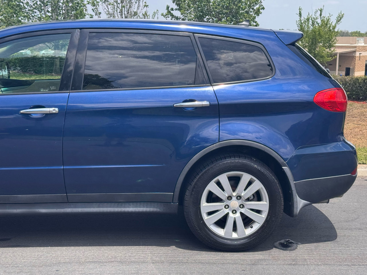 Used 2010 Subaru Tribeca Limited image 5