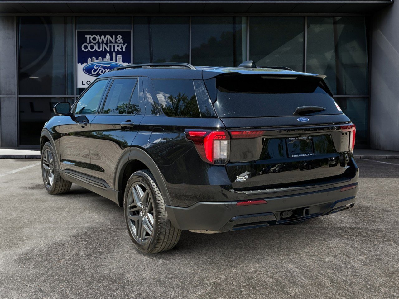 Used 2025 Ford Explorer ST-Line w/ ST-Line Street Pack AWD/4WD image 5