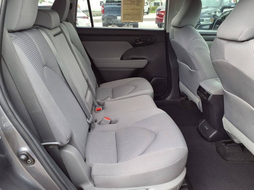 Used 2023 Toyota Highlander LE FWD image 15