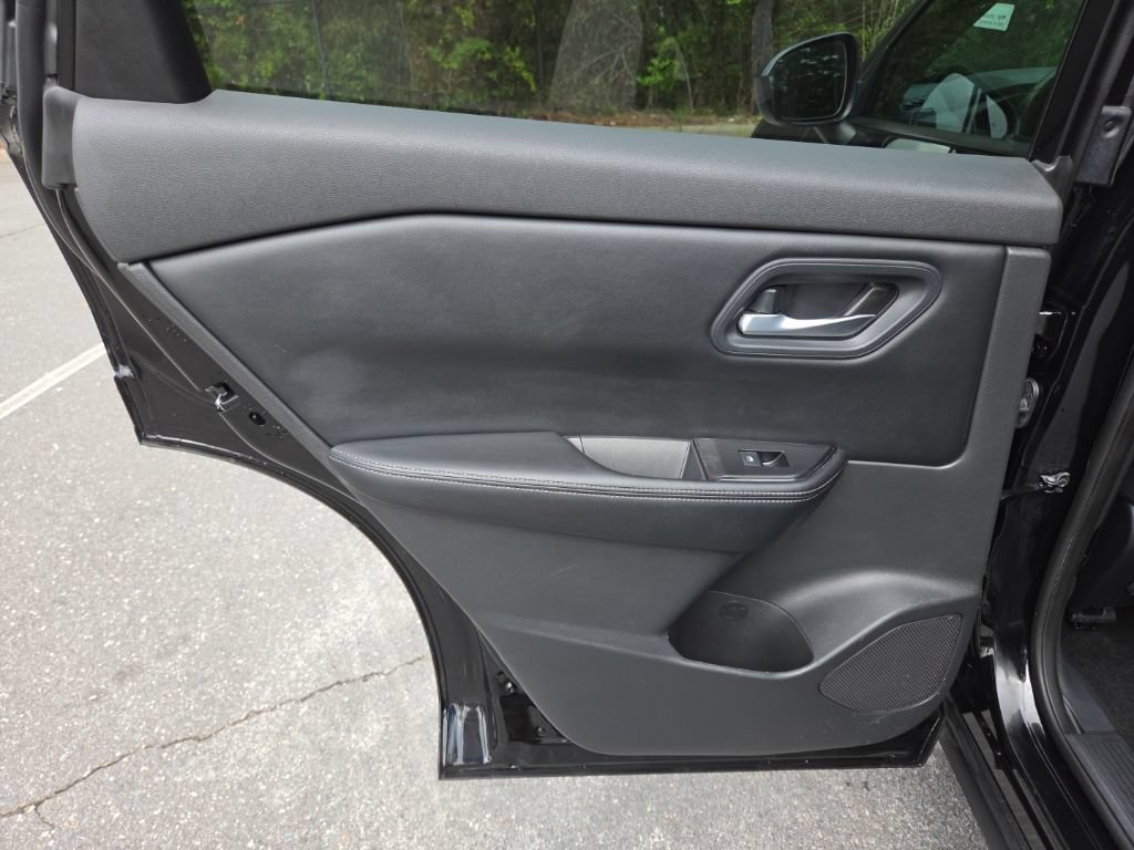 Certified 2025 Nissan Rogue SV FWD image 28