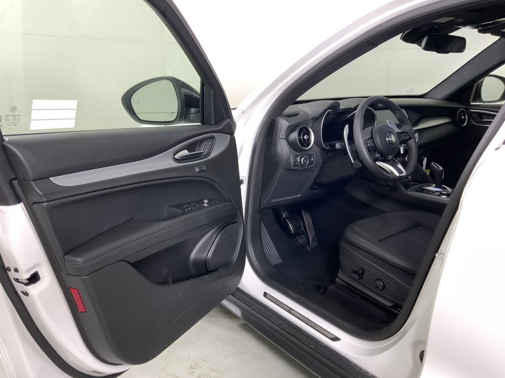 New 2025 Alfa Romeo Stelvio Sprint w/ Convenience Package AWD/4WD image 13