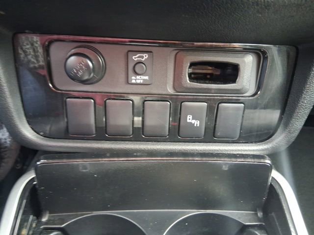 Used 2018 Mitsubishi Outlander SEL image 28