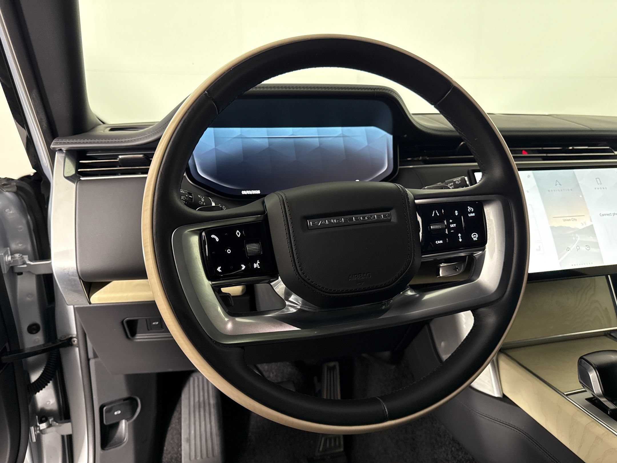 Used 2025 Land Rover Range Rover SV AWD/4WD image 25