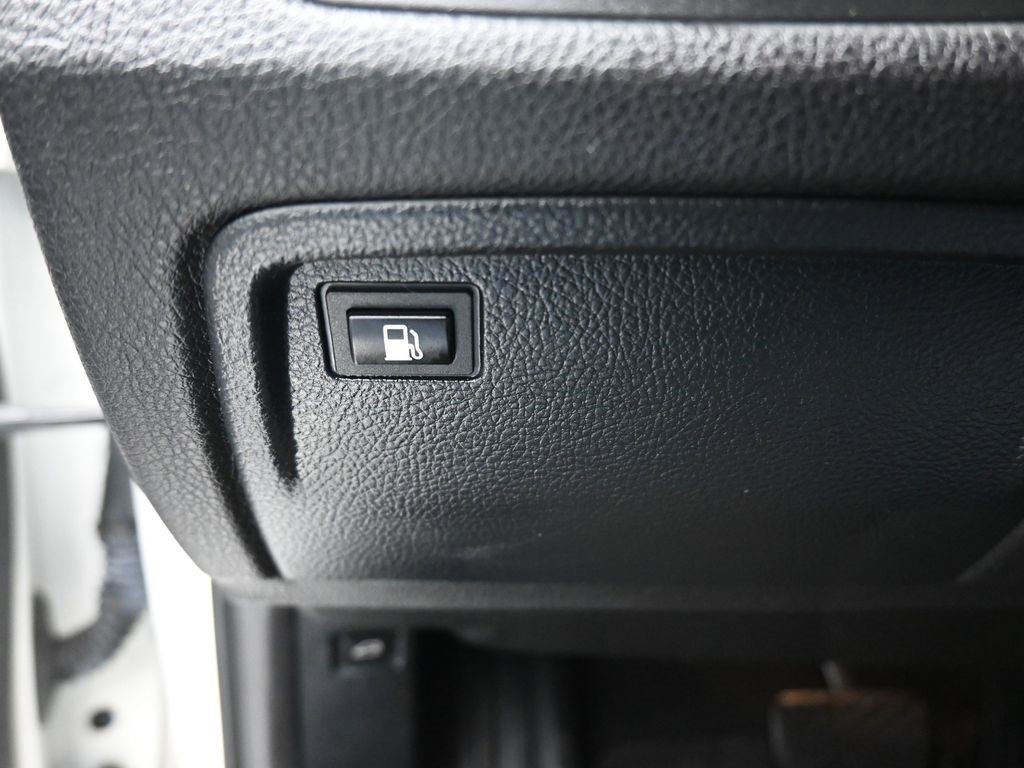 Used 2018 BMW 330e image 26