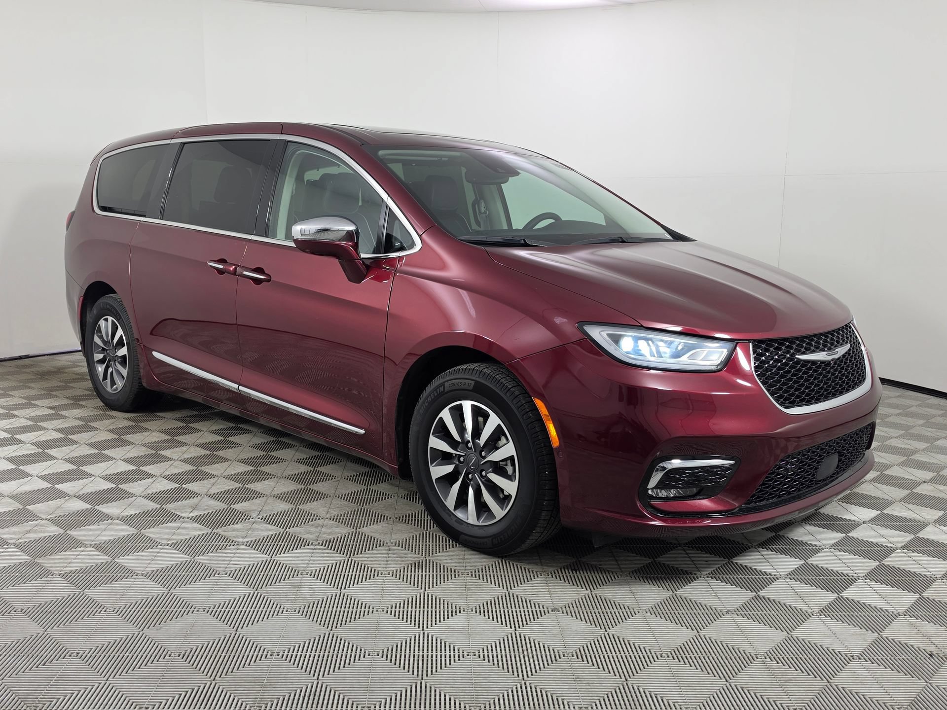Used 2022 Chrysler Pacifica Limited w/ Uconnect Theater Family Group