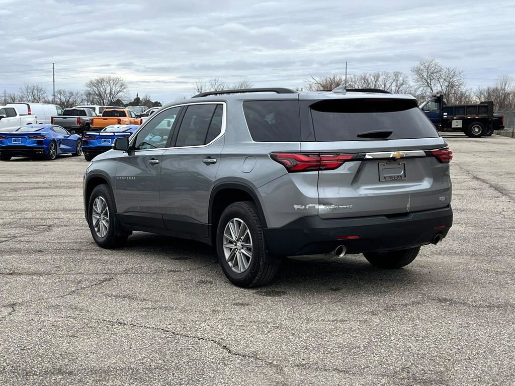 Used 2023 Chevrolet Traverse LT image 2