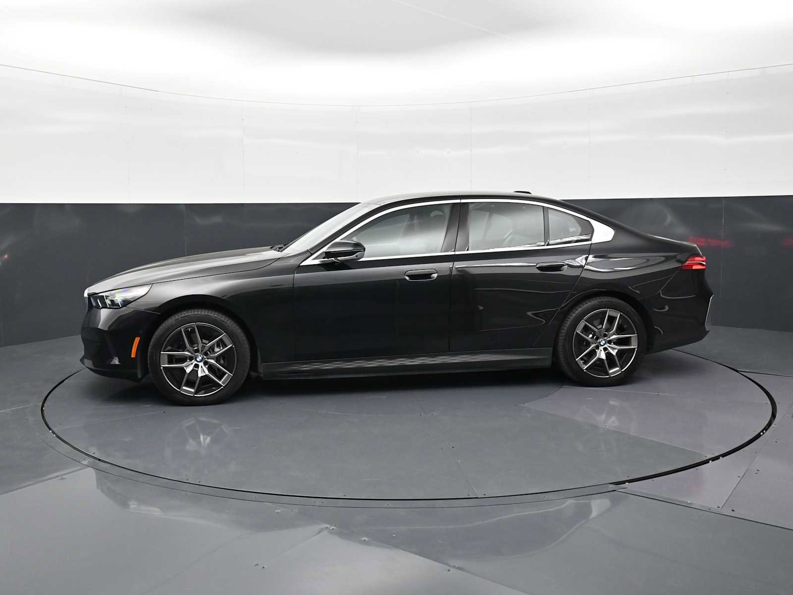 Used 2026 BMW i5 eDrive40 w/ Executive Package RWD image 8