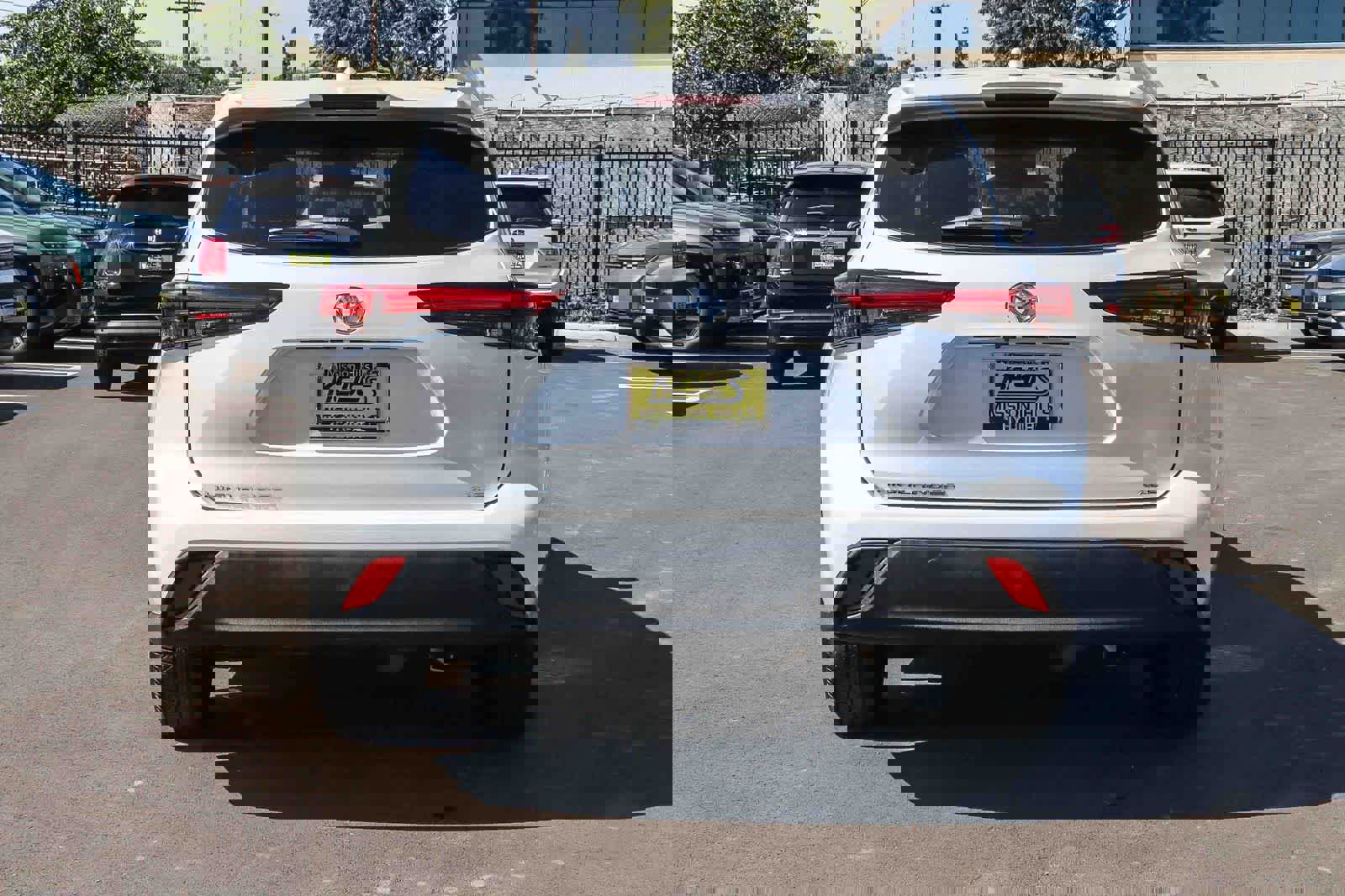 Used 2023 Toyota Highlander XLE image 3