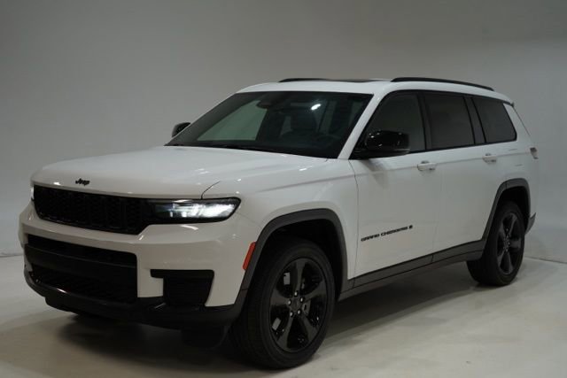 Used 2023 Jeep Grand Cherokee L Altitude image 3