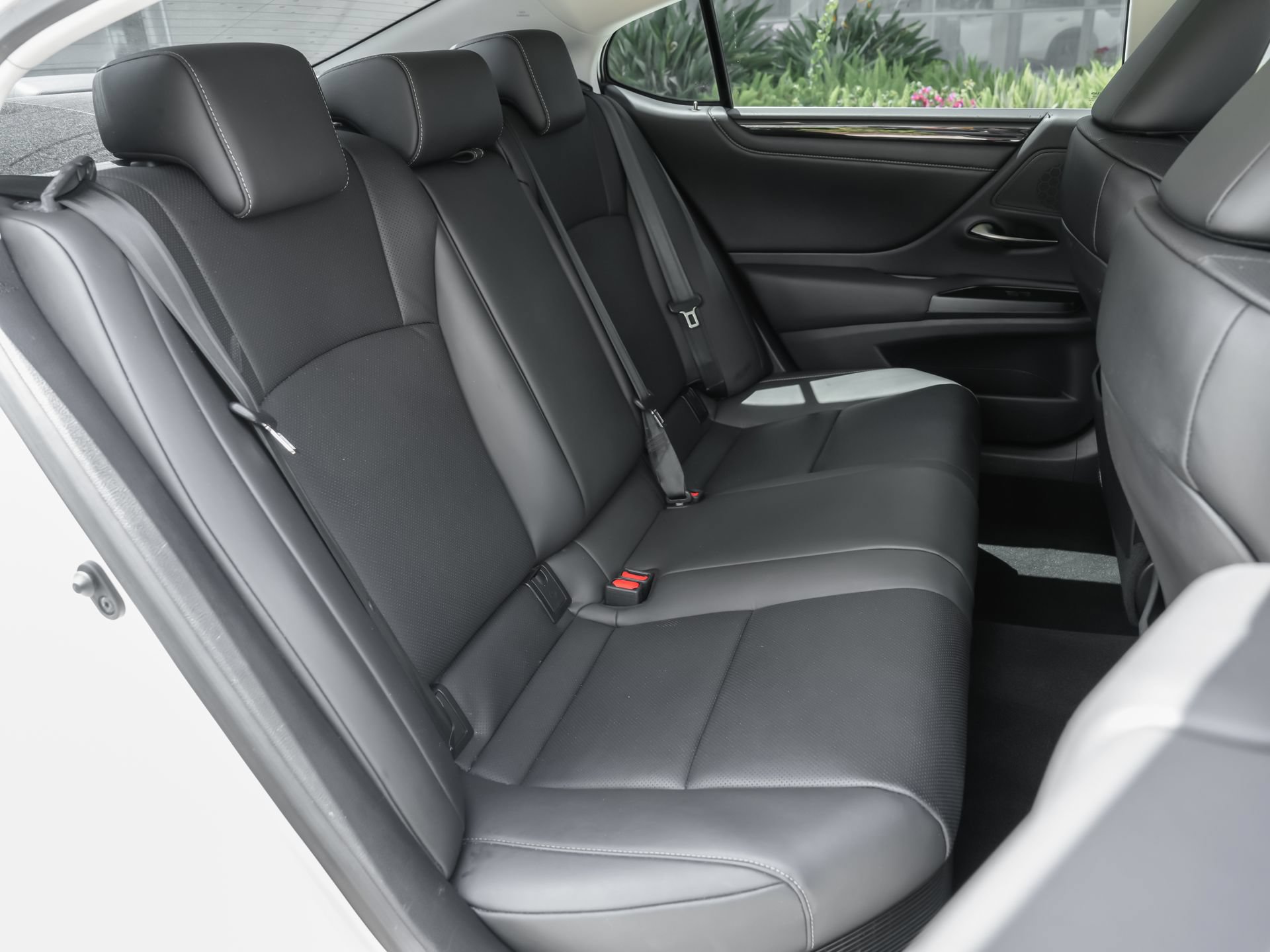 Used 2020 Lexus ES 300h w/ Premium Package FWD image 39