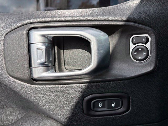 Used 2018 Jeep Wrangler Unlimited Sahara AWD/4WD image 11