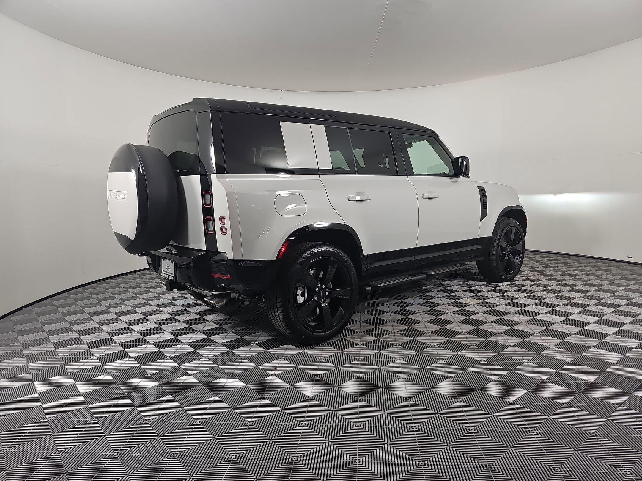 New 2026 Land Rover Defender 110 X-Dynamic SE image 7