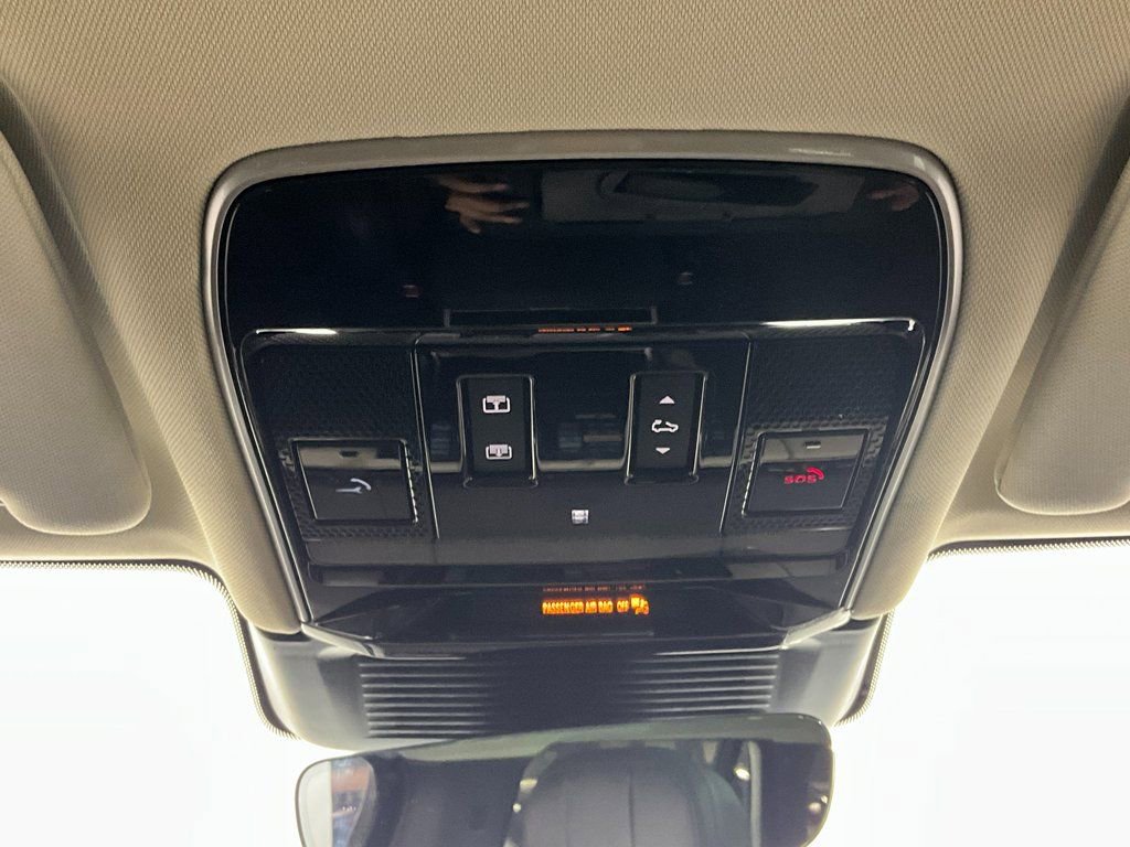 Used 2024 Land Rover Range Rover Long Wheelbase SE image 13