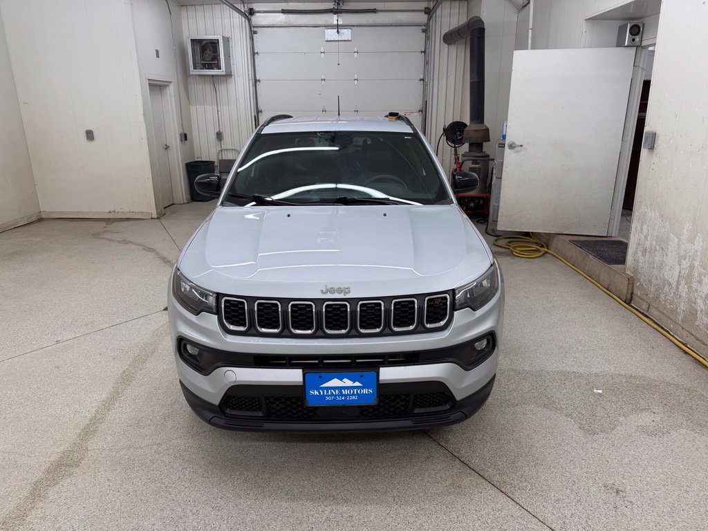 Used 2024 Jeep Compass Latitude AWD/4WD image 2