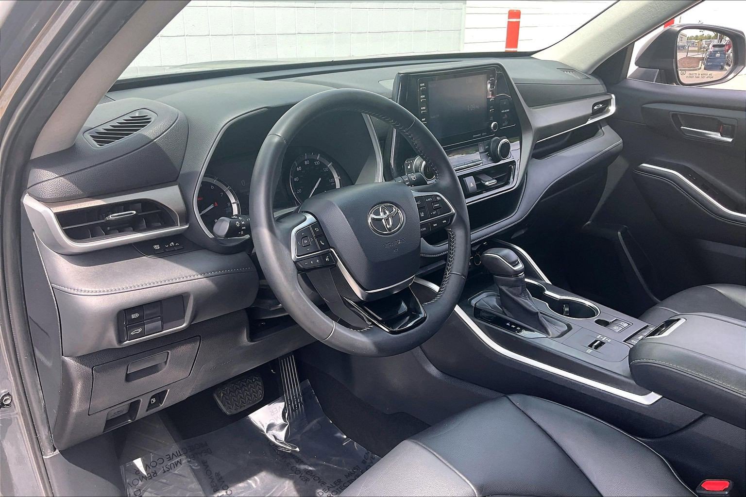Used 2020 Toyota Highlander XLE FWD image 18