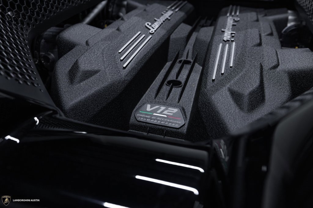 Used 2025 Lamborghini Revuelto image 16