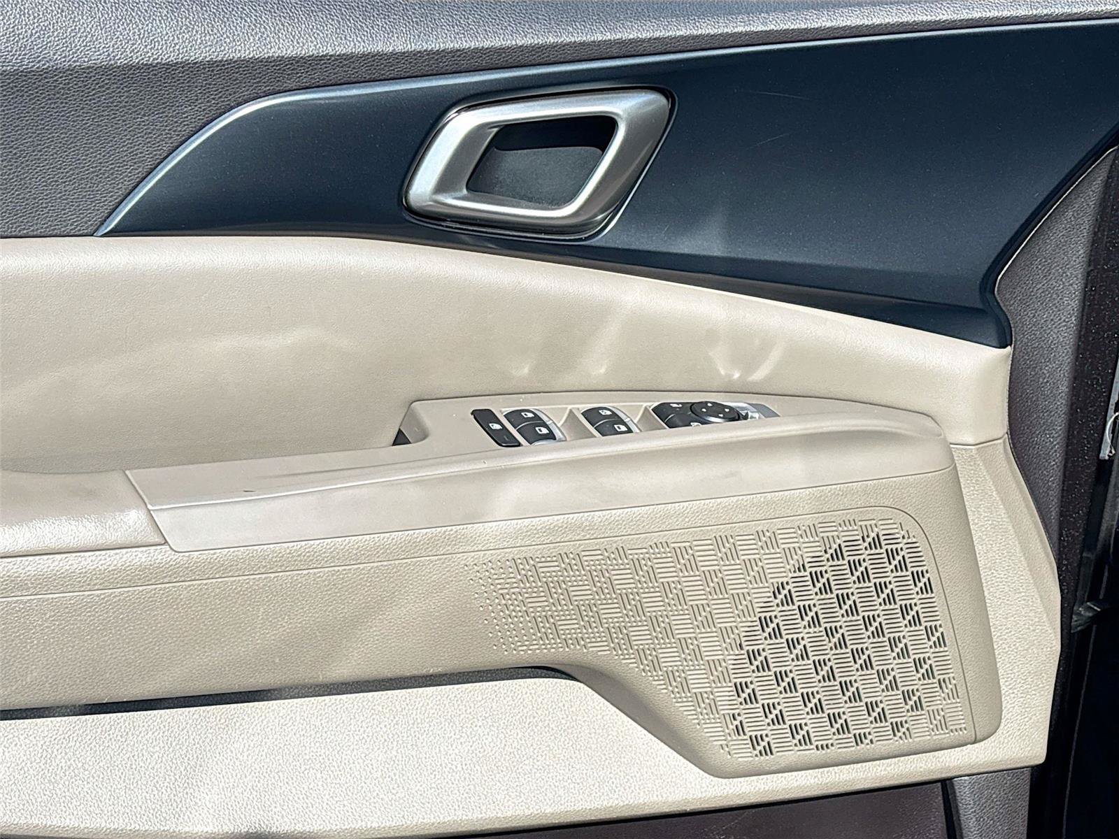 Used 2025 Kia Carnival FWD image 21