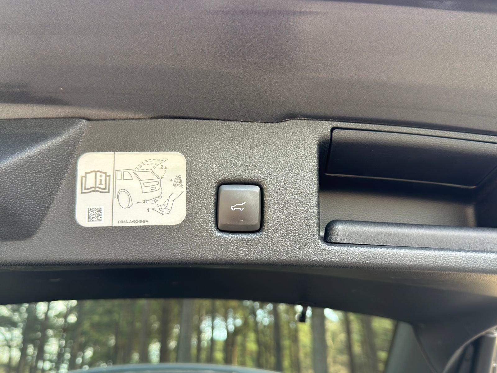 Used 2020 Ford Escape Titanium image 17