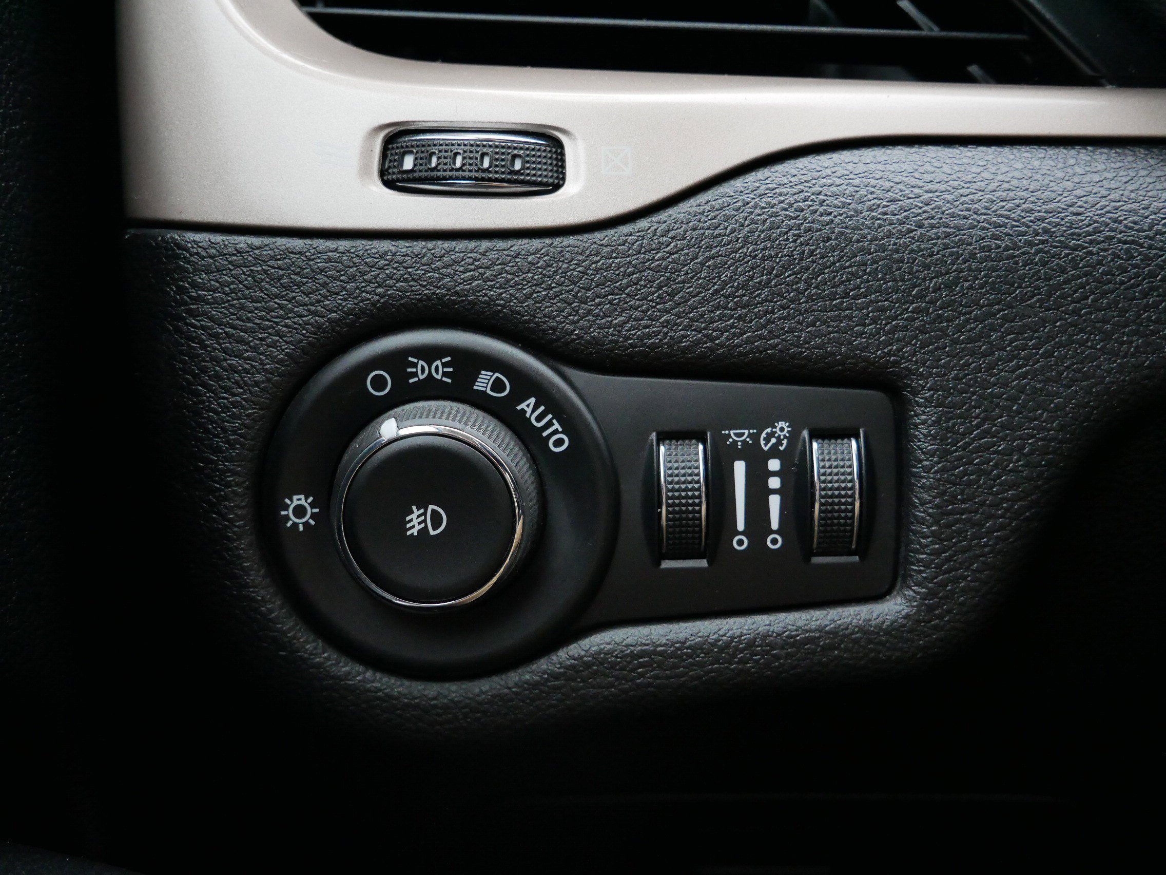 Used 2017 Jeep Cherokee Latitude image 26