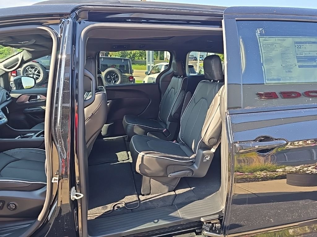 New 2026 Chrysler Pacifica Limited w/ S Appearance Package image 16