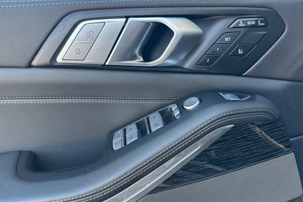 Used 2022 BMW X7 M50i image 10