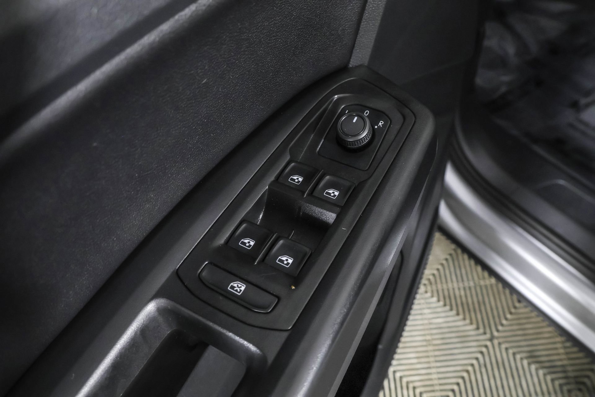 Used 2020 Volkswagen Atlas Cross Sport SE w/ Towing Package image 35