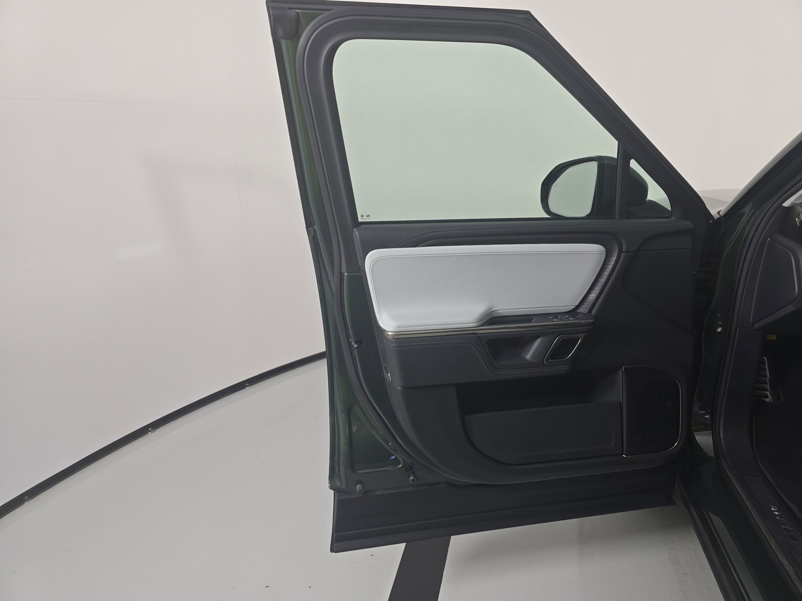 Used 2024 Rivian R1S Adventure image 16