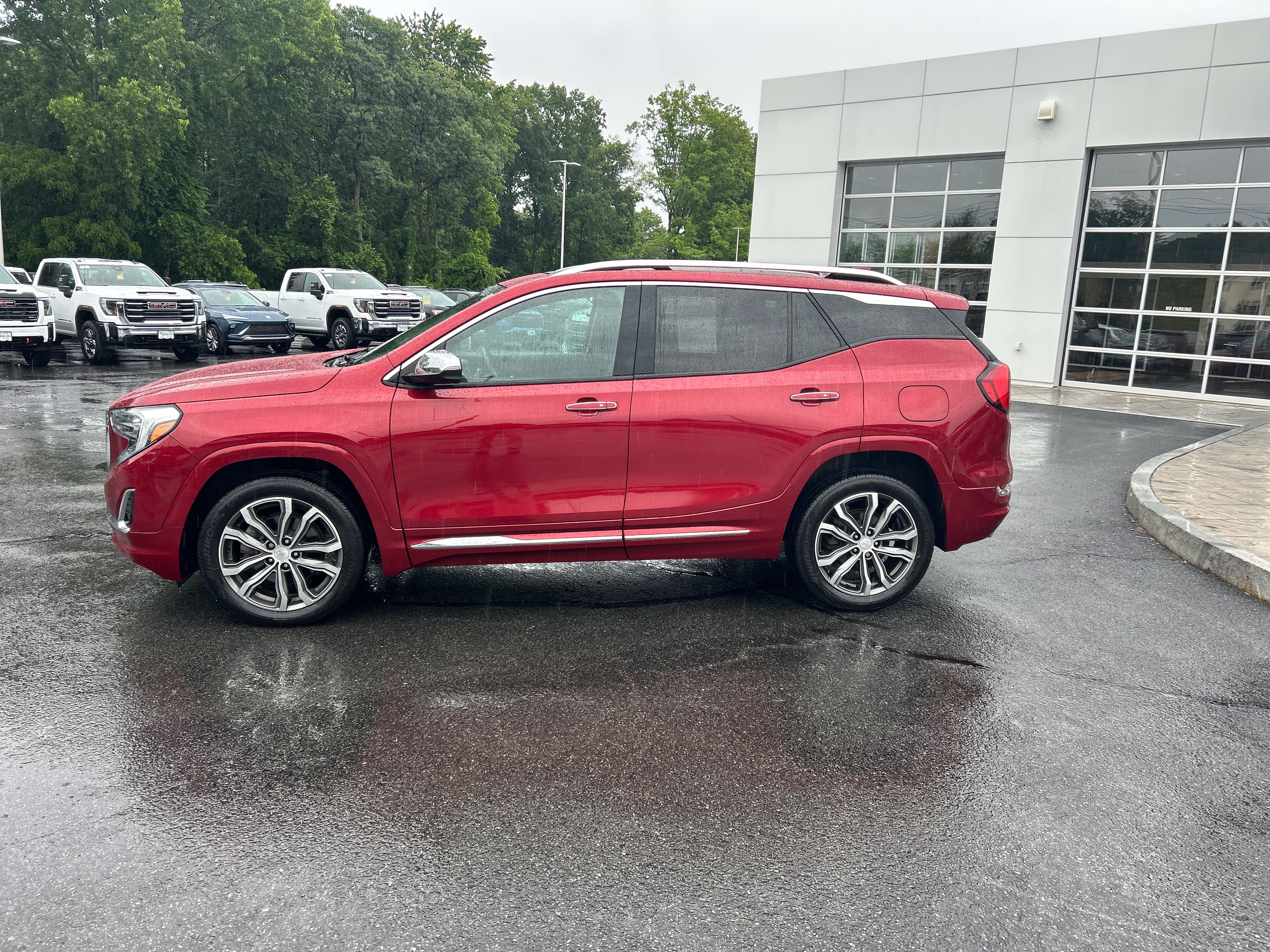 Used 2020 GMC Terrain Denali w/ Denali Premium Package AWD/4WD image 3