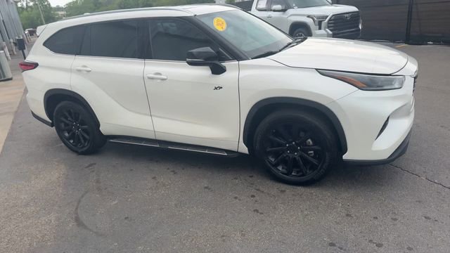 Used 2021 Toyota Highlander XLE FWD image 3