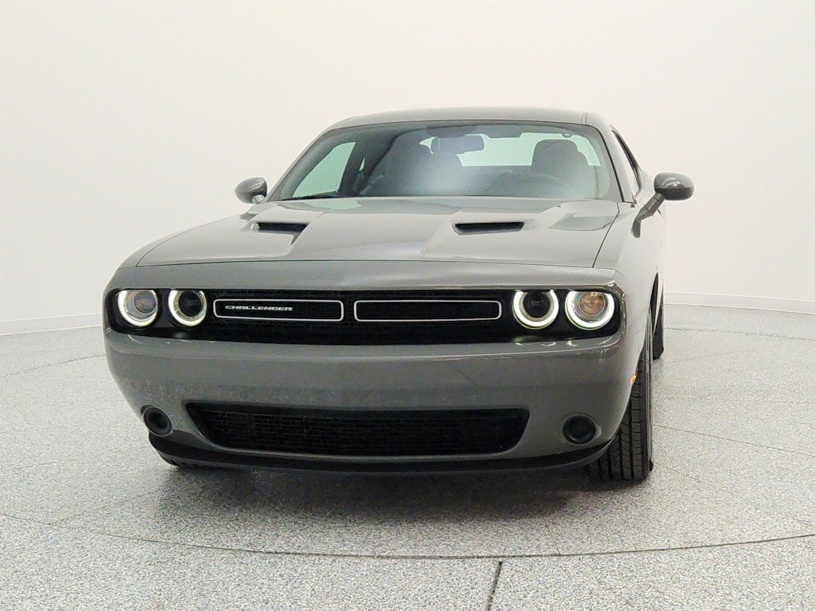 Used 2019 Dodge Challenger SXT RWD image 2